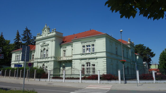 Herrenhaus und Park in Zavari-1