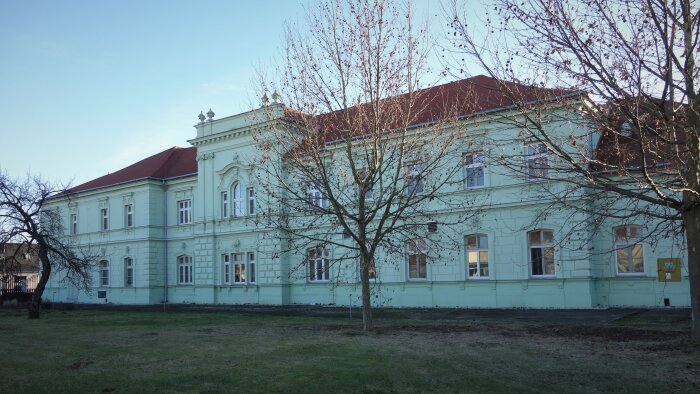 Manor house and park in Zavari-3