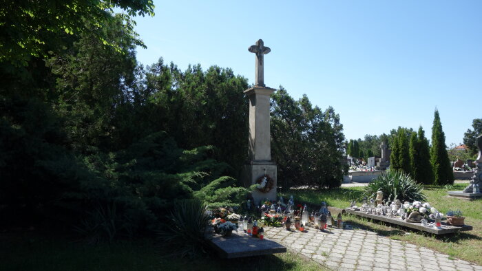 Centrálny kríž cintorína - Veľké Úľany-1