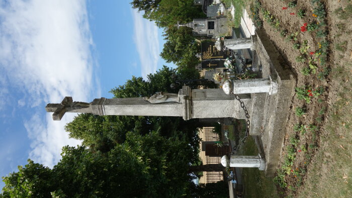 NKP Kríž pred kostolom na cintoríne-4