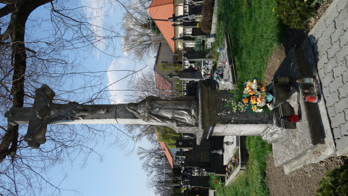 Zentralkreuz auf dem Friedhof - Gast-3