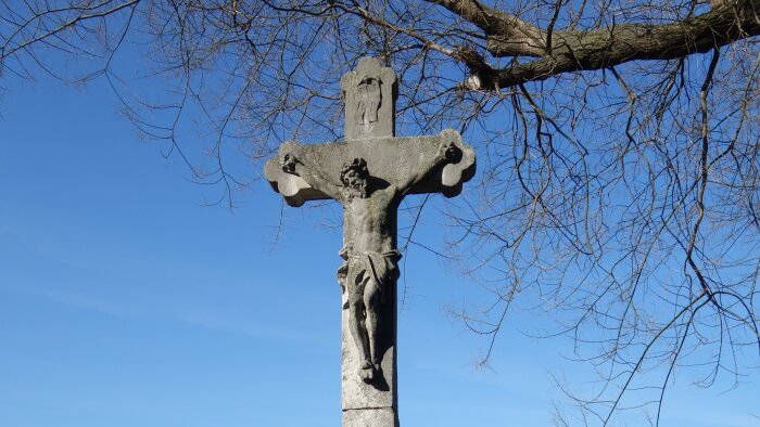 Zentralkreuz auf dem Friedhof - Gast-1