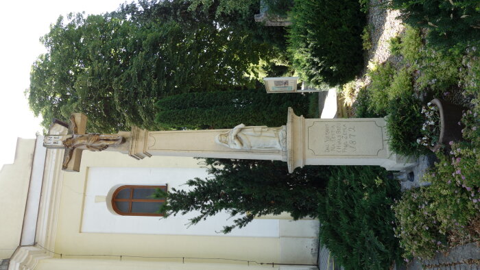 Kříž před kostelem - Trakovice-2