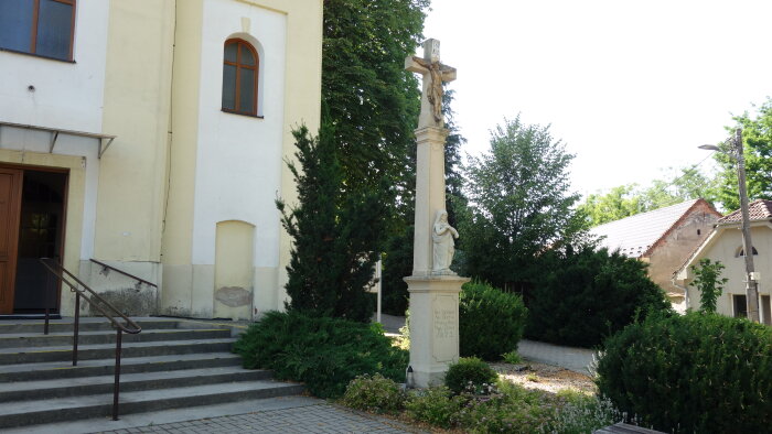 Kříž před kostelem - Trakovice-1
