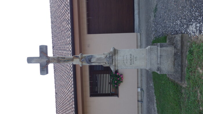 Kríž v obci Radošovce-3