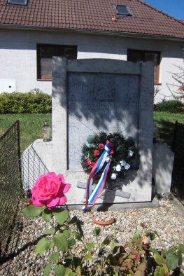 Monument to the victims of the war - Smolenice, part of Smolenická Nová Ves-3