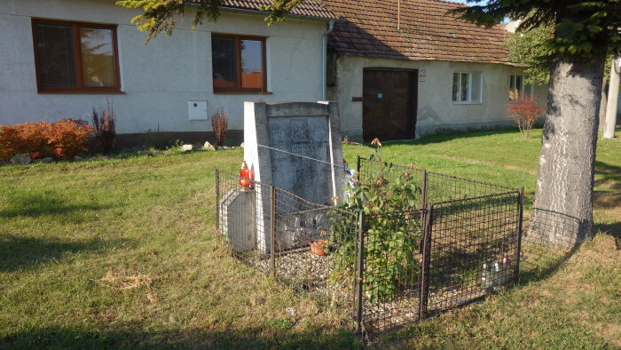 Denkmal für die Kriegsopfer - Smolenice, Teil von Smolenická Nová Ves-2