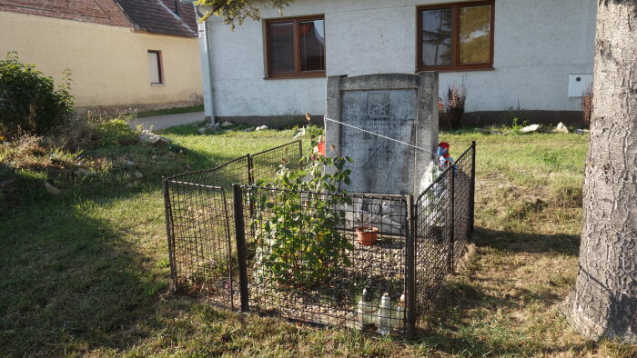 Monument to the victims of the war - Smolenice, part of Smolenická Nová Ves-1