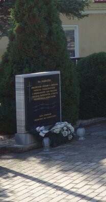Pomníky padlým vo svetových vojnách a pamätník politickým väznom-6