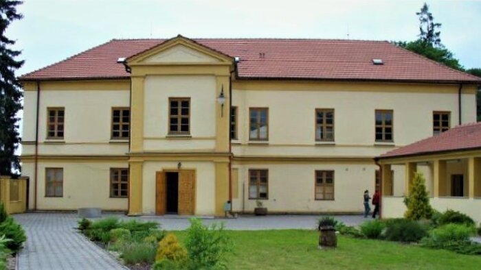 Rakovice manor house-1