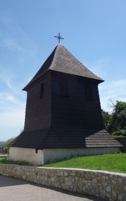 Hölzerner Glockenturm an der Kirche St. George-3