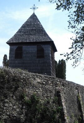 Hölzerner Glockenturm an der Kirche St. George-5