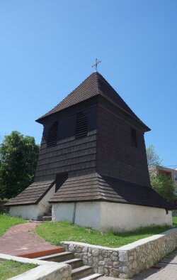 Hölzerner Glockenturm an der Kirche St. George-2