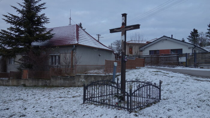 Kreuz im Dorf an der Straße - Trstín-1