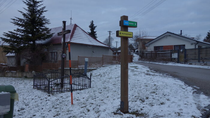 Kereszt a faluban az út mellett - Trstín-3