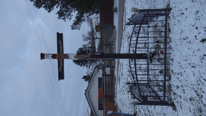 Kríž v obci pri ceste - Trstín-4