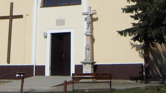 Kríž pred kostolom - Bučany-1