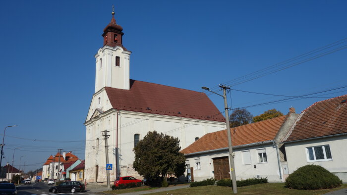 Farský kostol sv. Petra a Pavla - Trstín-1