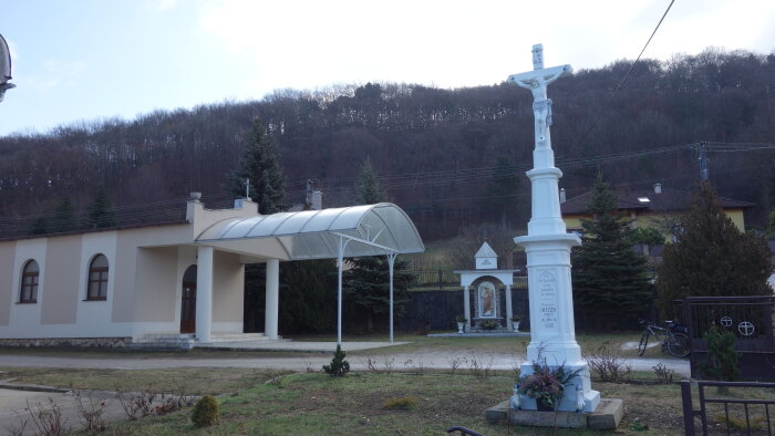 Kríž pred kostolom - Buková-1