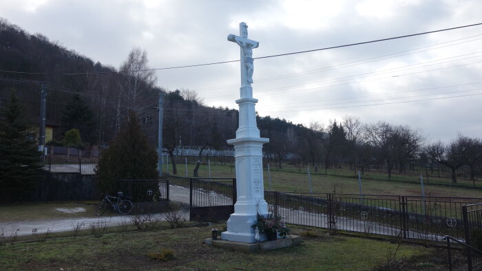 Kreuz vor der Kirche - Buková-2