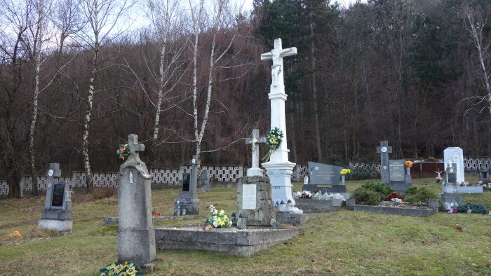 Központi kereszt a temetőben - Buková-1