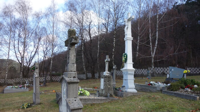 Zentralkreuz auf dem Friedhof - Buková-2