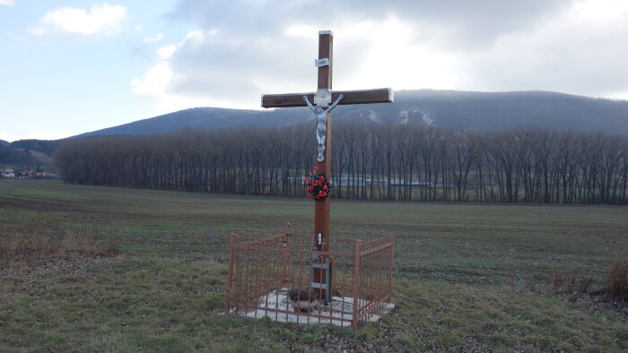 Dřevěný kříž za obcí - Buková-1