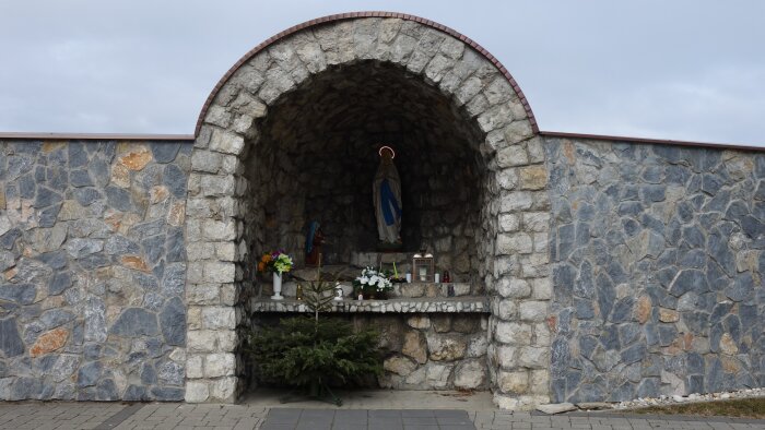 Lourdes-i Szűz Mária barlangja - Nagyszombat, Modranka része-1