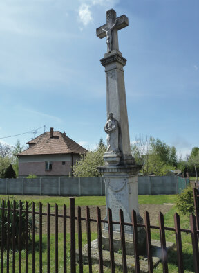 Steinkreuz im Dorf - Malá Mača-4