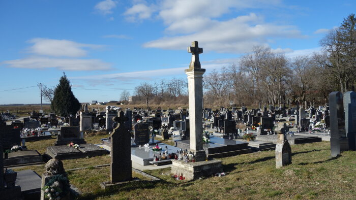 Ústřední kříž v hřbitově - Košúty-3