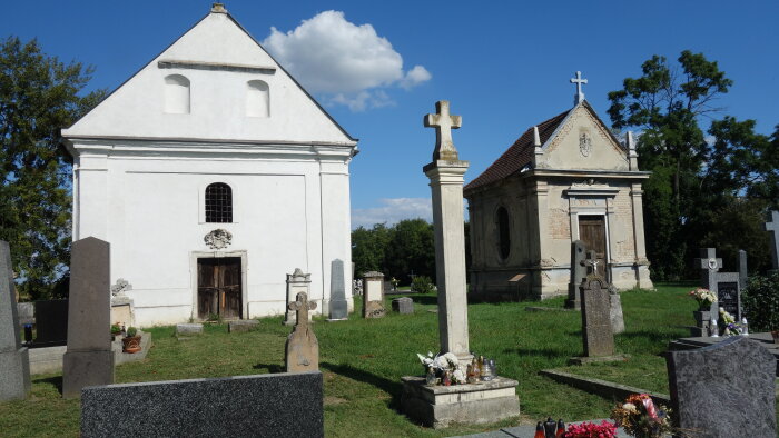 Zentralkreuz auf dem Friedhof - Košúty-2