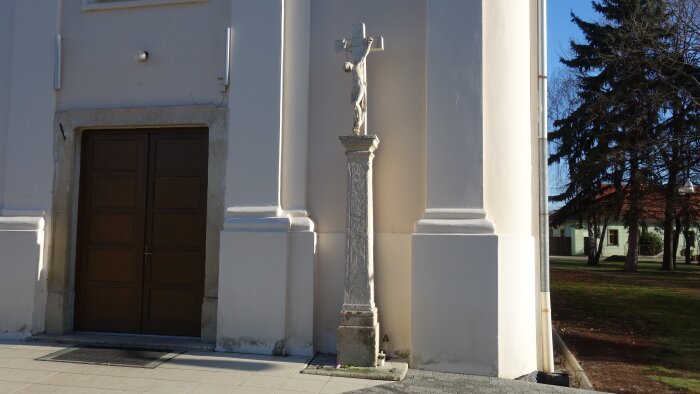 Kőkereszt a templom mellett - Dolná Streda-1