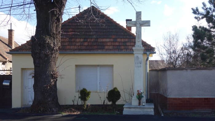 Kamenný kríž v obci - Dolná Streda-1