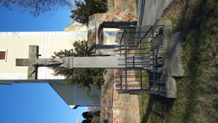 Kreuz vor der Kirche - Malá Mača-3