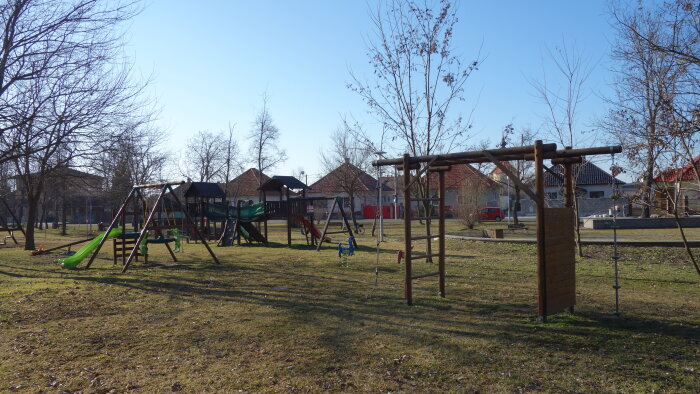 Lesopark s detským ihriskom - Mostová-5