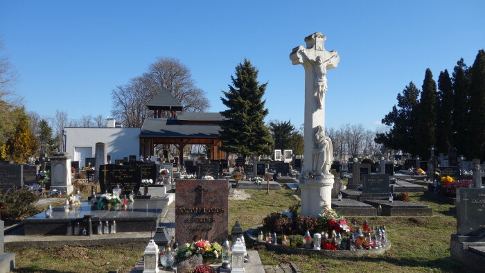 A fő kereszt a temetőben - Mostová-1