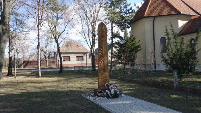Wooden monument - Čierna Voda-2