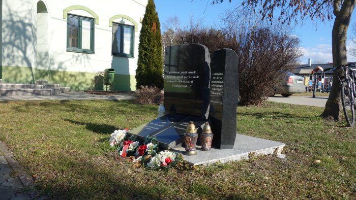 Emlékmű a deportált és lakóhelyüket elhagyni kényszerült állampolgároknak - Čierny Brod-1