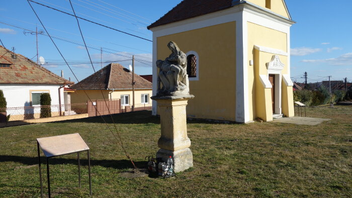 Skulptur von Pieta - Čierny Brod, Teil Heď-1