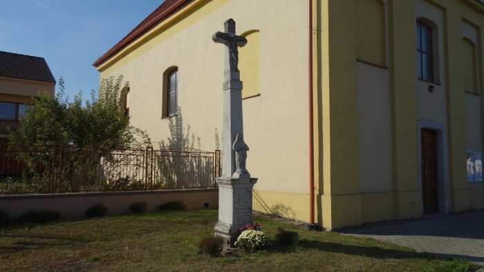 Kereszt a templom mellett - Boleráz, Klčovany része-1