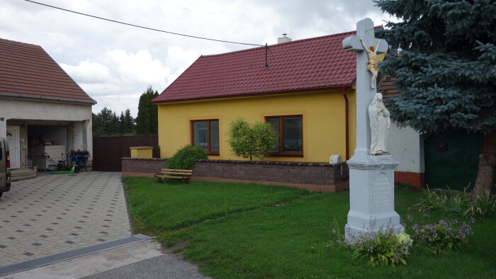 Kreuz im Dorf - Šelpice-1
