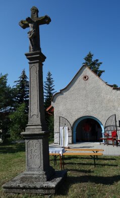 Steinkreuz bei der Kapelle - Dechtice-2