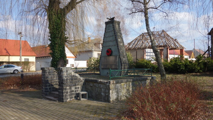 Denkmal für die Gefallenen des 1. und 2. Weltkrieges - Lakšárska Nová Ves-3