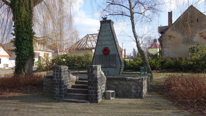 Pomník padlých v 1. a 2. svetovej vojne - Lakšárska Nová Ves-1