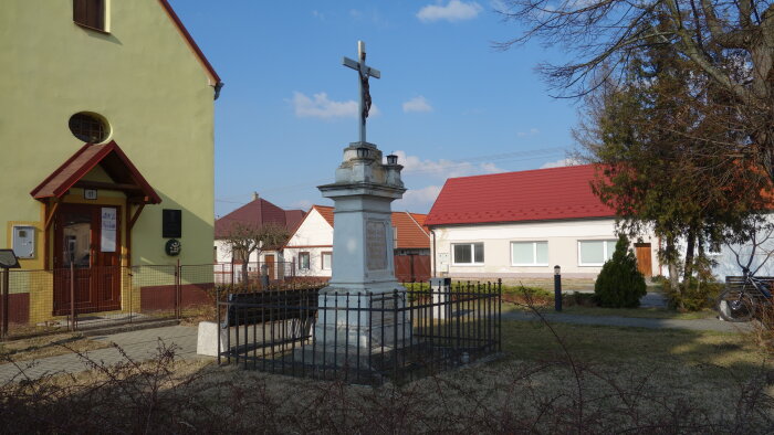 Kříž před kaplí - Lakšárská Nová Ves-1