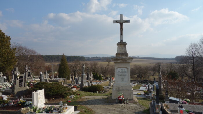 Hlavný kríž na cintoríne - Lakšárska nová Ves-1