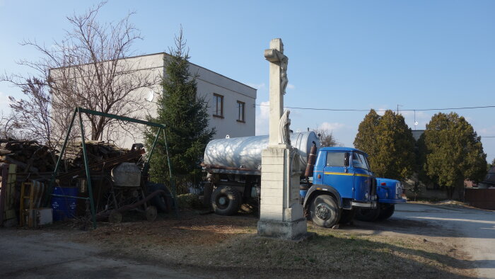 Kríž na ceste ku kostolu - Lakšárska Nová Ves-1