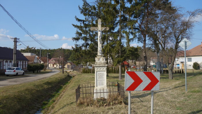 Kríž v obci - Lakšárska Nová Ves-2
