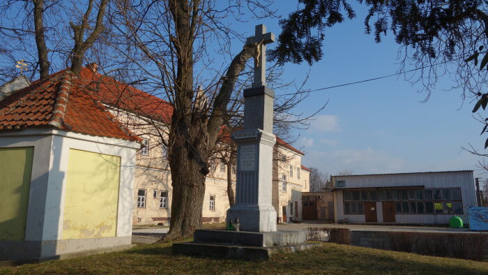 Kereszt a kápolna mellett - Borský Mikuláš-1