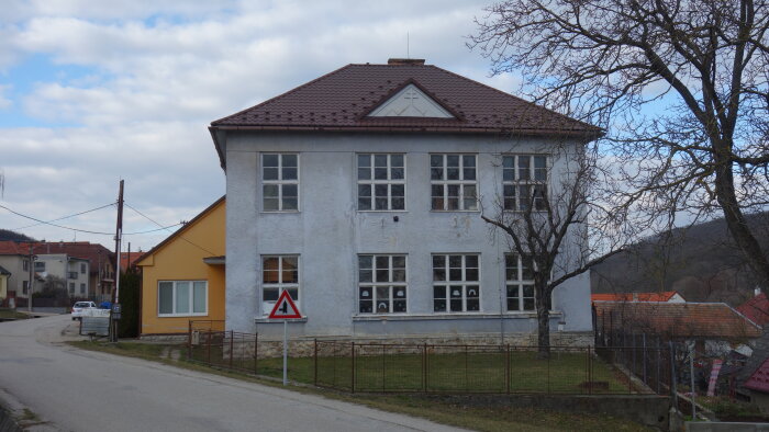 Budova staré školy - Naháč-1